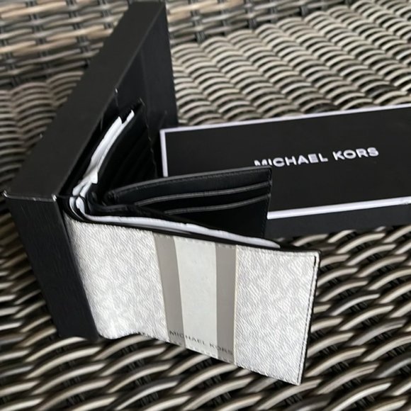 Michael Kors Boxed Signature 3 in 1 Bifold Wallet In White / Pearl Grey - Picture 3 of 15